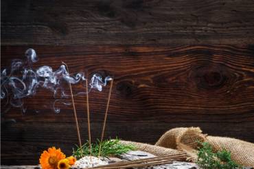 How to purify air at your home using incense stick during quarantine